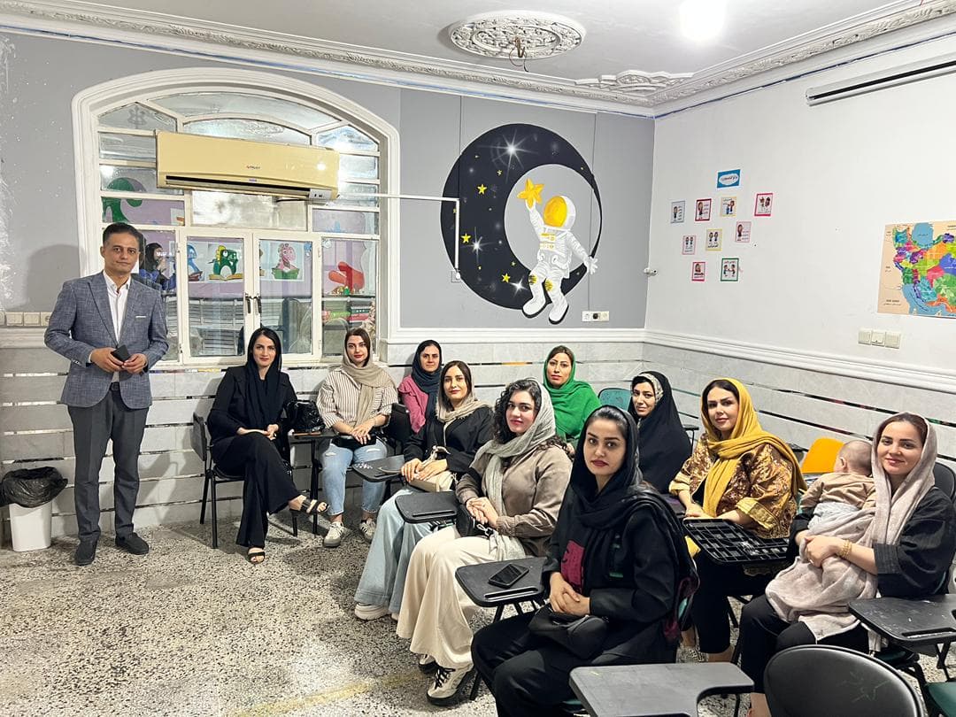 جلسات مشاوره ماهانه همراه با والدین